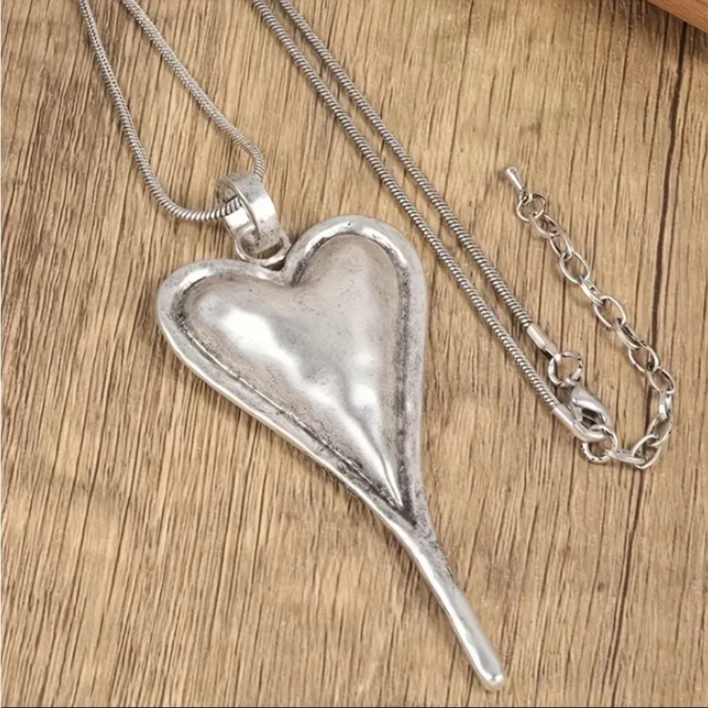 NWT Woman’s Vintage Look Zinc Alloy Heart Pendant Necklace